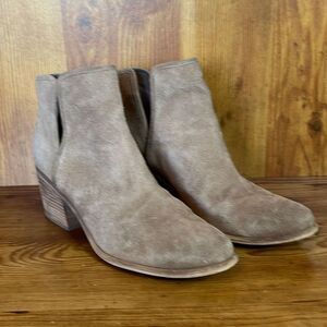 Hinge Women’s Tan Suede Block Heel Cut Out Ankle Booties size 10